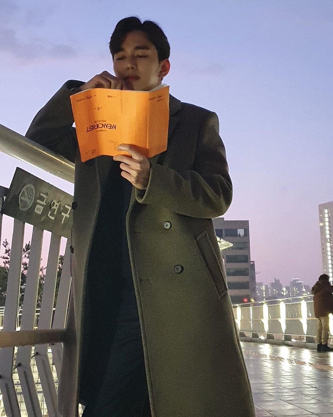 Actor Yoo Seung-ho boasts a professional appearance ahead of the first broadcast of Memoir of Warlist.On the 10th, Yoo Seung-ho posted several photos on his Instagram.In the photo, Yoo Seung-ho is in the process of reading with a new TVN drama Memoir of Warlist script in his hand.But I was so immersed with the script upside down that I laughed.I cant slow down the D-1, said Yoo Seung-ho, adding, I never let go of the script in my hand, this is the true PRO.Meanwhile, Memoir of Warlist will be broadcasted at 10:50 pm on the 11th.Photo = Yoo Seung-ho Instagram