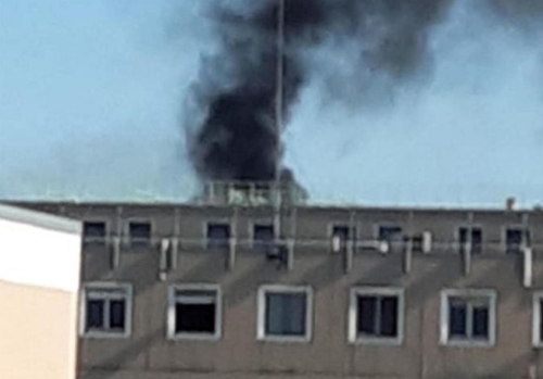 수용자들의 폭동이 발생한 모데나 교도소 옥상에서 검은 연기 기둥이 치솟는 장면. [ANSA 통신]