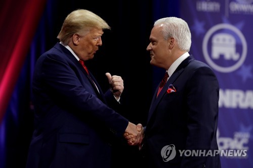 트럼프 대통령과 악수하는 맷 슐랩 미국보수연합 의장 [로이터=연합뉴스]