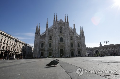 '밀라노에도 봉쇄령' 인적 끊긴 두오모 광장 (밀라노 AP=연합뉴스) 8일(현지시간) 이탈리아 밀라노 도심의 두오모(대성당) 앞 광장이 인적이 끊긴 채 텅 비어 있다. 이탈리아 정부는 신종 코로나바이러스 감염증(코로나19)이 무서운 속도로 확산하자 이날 밀라노를 비롯한 북부 롬바르디아주 전역 등 11개 지역을 추가로 '레드존'으로 지정, 봉쇄령을 내렸다. leekm@yna.co.kr