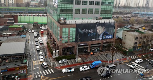 구로구 콜센터 집단감염 (서울=연합뉴스) 최재구 기자 = 코로나19 무더기 확진자가 발생한 서울 구로구 신도림동 코리아빌딩. jjaeck9@yna.co.kr