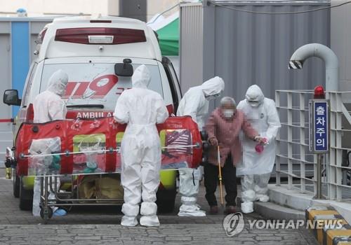 병원으로 옮겨지는 고령의 확진자 [연합뉴스 자료사진]