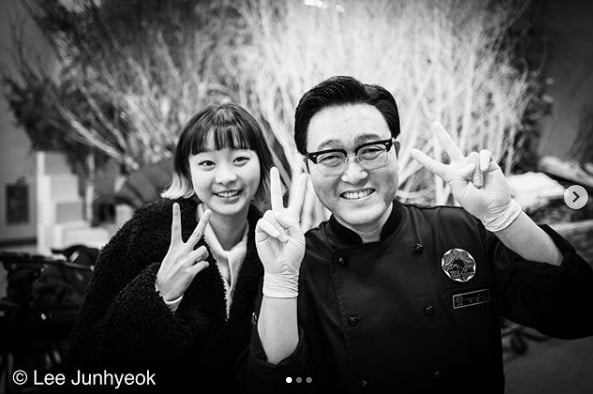 Actor Lee Joon-hyuk shoots Itaewon Klath Celebratory photoOn the 11th, Lee Joon-hyuk posted several photos on his instagram with #Itaewon Class # Pleasant Shooting # Corona19 # Still # # We are all in the #Lee Joon-hyuk #leejunhyeok.Kim Da-mi, cute V smile Park Seo-joon, Park Sae-rois thumb chuck