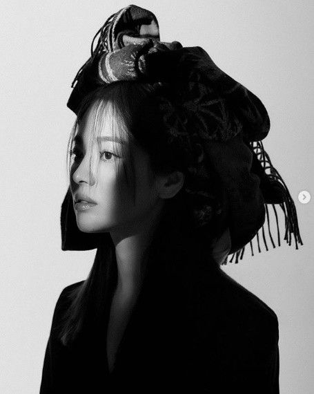 Actor Song Hye-kyo has emanated allure through the pictorialSong Hye-kyo posted several photo shoots on his SNS on the 11th, along with an article entitled Bazaar Thailand 15th Anniversary.The photo was a sophisticated photo of color and black and white, especially a black and white photo of the empresss dignity.Song Hye-kyos allure was highlighted in its unique hairstyle and costume.In the color photo, the urban look was outstanding: white costumes and apricot lips, which gave the spring atmosphere.Song Hye-kyo is looking for his next film after the drama Boyfriend ends.