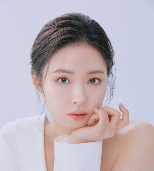 Actor Shin Se-kyung has released a picture of a clear Skins like Cows milk.Shin Se-kyung uploaded a picture cut with her makeup brand Vanillaco recently through her instagram on the 11th.Shin Se-kyung, who replaced the costume with a pure white lingerie and a white shirt over one shoulder, attracted attention with immaculate Skins as if he had been rescued from Cows milk.On the other hand, Shin Se-kyung continues to be fan-friendly, sharing his daily life through his YouTube channel.
