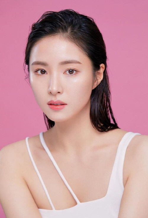 Actor Shin Se-kyung has released a picture of a clear Skins like Cows milk.Shin Se-kyung uploaded a picture cut with her makeup brand Vanillaco recently through her instagram on the 11th.Shin Se-kyung, who replaced the costume with a pure white lingerie and a white shirt over one shoulder, attracted attention with immaculate Skins as if he had been rescued from Cows milk.On the other hand, Shin Se-kyung continues to be fan-friendly, sharing his daily life through his YouTube channel.