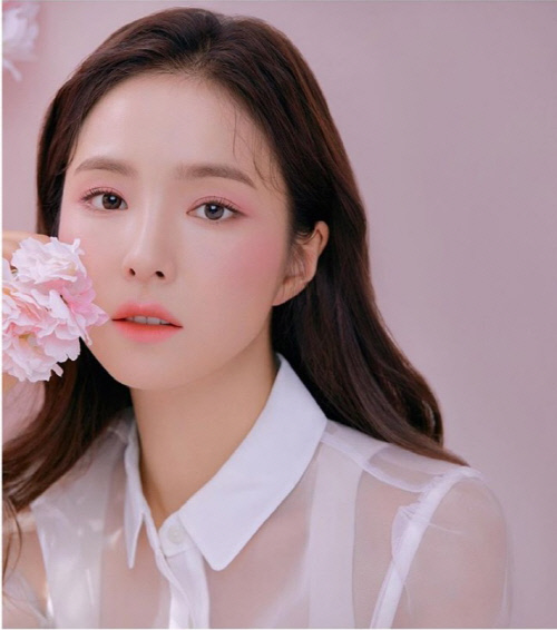 Actor Shin Se-kyung has released a picture of a clear Skins like Cows milk.Shin Se-kyung uploaded a picture cut with her makeup brand Vanillaco recently through her instagram on the 11th.Shin Se-kyung, who replaced the costume with a pure white lingerie and a white shirt over one shoulder, attracted attention with immaculate Skins as if he had been rescued from Cows milk.On the other hand, Shin Se-kyung continues to be fan-friendly, sharing his daily life through his YouTube channel.