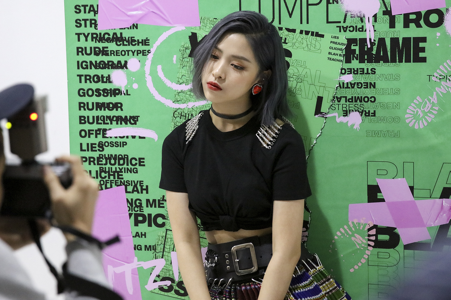 ITZY (ITZY) has produced the best results by demonstrating super-intensive mode on the set of Jacket on the new album.JYP Entertainment has opened Jacket Behind Cuts for ITZY Yezi, Lia, Ryu Jin, Chaeryeong and Yuna, which made their comeback with their new song WANNABE (Wannabe) on the last 9th day.The photos released today (11th) revealed the enthusiasm and efforts of the five members to improve the completeness of the content.ITZY is professional in shooting and released Pro Idolmi.Especially, the ITZY charismatic eyes that fully implemented the New album concept were vividly impressed.Leaders Yezi and Ryu Jin each perfected their extraordinary blonde ponytails and blue knife-footed hair and spewed out an extraordinary cool force.Lia and Chaeryeong emanated the beauty and charm reminiscent of the protagonist in the teen movie and gave a dazzling eye contact.The youngest Yuna, who boasts a cool proportion, posed for an ITZY signature and showed off her unique aura.As such, all members showed off their excellent concept digestion ability and completed the best contents.ITZY, which has been hot for the first comeback in 2020, has achieved three consecutive hits and is speeding up the box office.The new song wannabe is on the top of the real-time charts of four music sites on the day of release (9th day), and continues to gust on the third day of release, including the top of the Genie Music, Bucks and Soribada charts as of 8 am on the 11th.The number of music video YouTube views has surpassed 10 million at 1:50 pm on October 10, and has surpassed 20 million views at 2:50 am on November 11.At noon on the 10th, he was the number one YouTube music video trending in 14 regions around the world.It has boasted remarkable ripple power in Korea, Argentina, Bolivia, Hong Kong, Indonesia, Malaysia, Taiwan, Brazil, the United Arab Emirates, Chile, the Philippines, Paraguay and Uruguay.New album ITz ME (ITZY U.S.) also showed strong performance in record sales, as it ranked second on the record real-time chart on the record aggregation site Hanter chart and the Gaon chart retail album daily chart on the 10th.As a result, attention is focused on the solid action of ITZY, which has captured both the public and fandom and received the music industry.iMBC Kim Hye-young  Photo JYP Entertainment