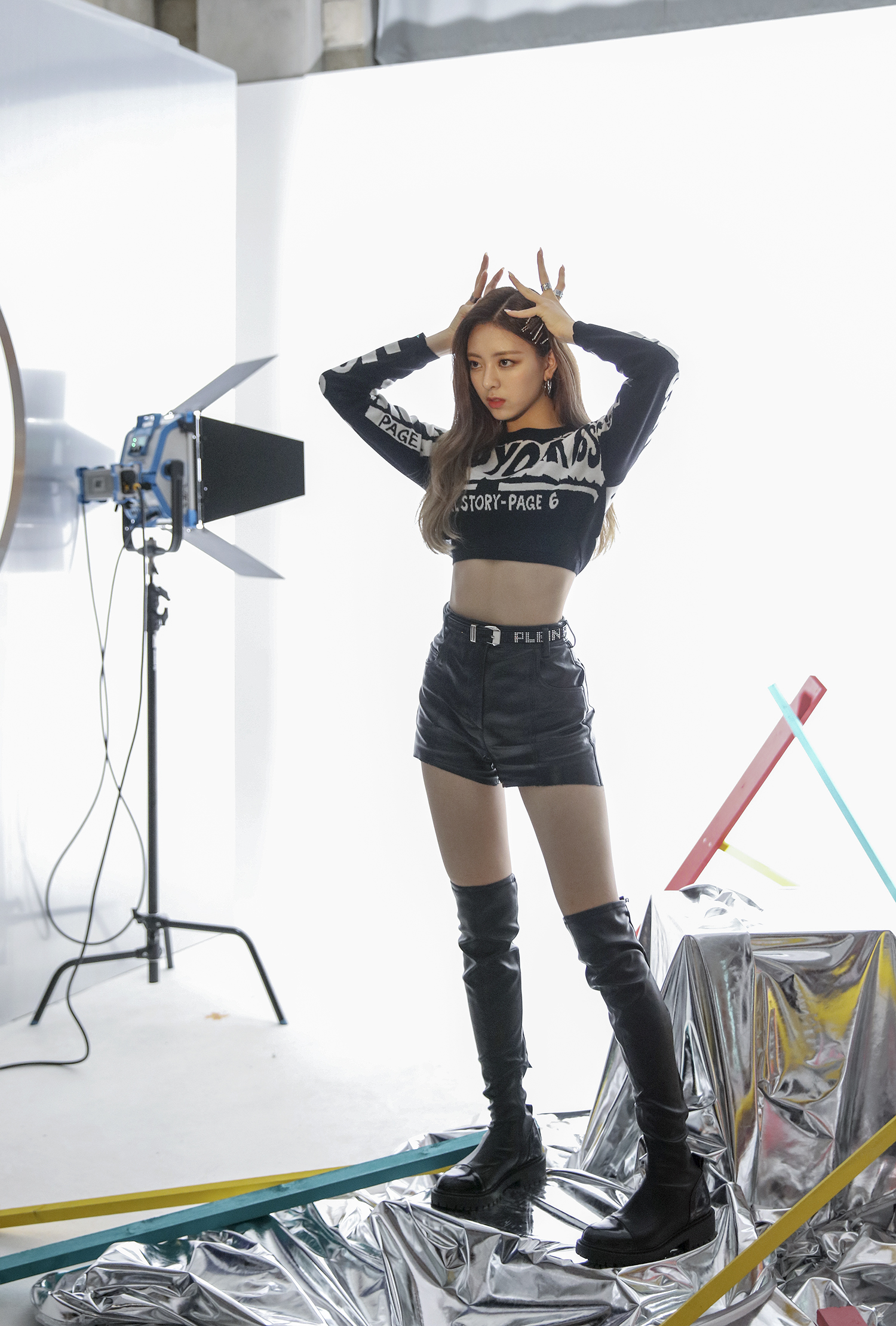 ITZY (ITZY) has produced the best results by demonstrating super-intensive mode on the set of Jacket on the new album.JYP Entertainment has opened Jacket Behind Cuts for ITZY Yezi, Lia, Ryu Jin, Chaeryeong and Yuna, which made their comeback with their new song WANNABE (Wannabe) on the last 9th day.The photos released today (11th) revealed the enthusiasm and efforts of the five members to improve the completeness of the content.ITZY is professional in shooting and released Pro Idolmi.Especially, the ITZY charismatic eyes that fully implemented the New album concept were vividly impressed.Leaders Yezi and Ryu Jin each perfected their extraordinary blonde ponytails and blue knife-footed hair and spewed out an extraordinary cool force.Lia and Chaeryeong emanated the beauty and charm reminiscent of the protagonist in the teen movie and gave a dazzling eye contact.The youngest Yuna, who boasts a cool proportion, posed for an ITZY signature and showed off her unique aura.As such, all members showed off their excellent concept digestion ability and completed the best contents.ITZY, which has been hot for the first comeback in 2020, has achieved three consecutive hits and is speeding up the box office.The new song wannabe is on the top of the real-time charts of four music sites on the day of release (9th day), and continues to gust on the third day of release, including the top of the Genie Music, Bucks and Soribada charts as of 8 am on the 11th.The number of music video YouTube views has surpassed 10 million at 1:50 pm on October 10, and has surpassed 20 million views at 2:50 am on November 11.At noon on the 10th, he was the number one YouTube music video trending in 14 regions around the world.It has boasted remarkable ripple power in Korea, Argentina, Bolivia, Hong Kong, Indonesia, Malaysia, Taiwan, Brazil, the United Arab Emirates, Chile, the Philippines, Paraguay and Uruguay.New album ITz ME (ITZY U.S.) also showed strong performance in record sales, as it ranked second on the record real-time chart on the record aggregation site Hanter chart and the Gaon chart retail album daily chart on the 10th.As a result, attention is focused on the solid action of ITZY, which has captured both the public and fandom and received the music industry.iMBC Kim Hye-young  Photo JYP Entertainment
