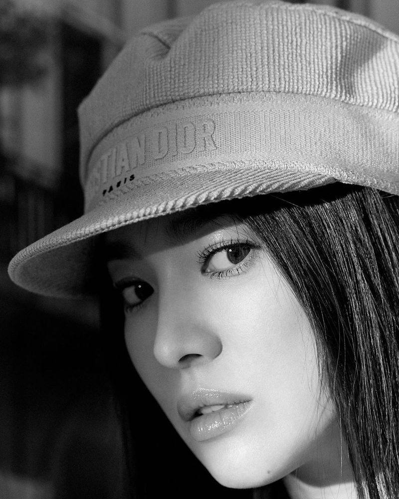 The picture of Actor Song Hye-kyo has been released.Song Hye-kyo posted a picture on March 11th on SNS with an article entitled Bazaar Thailand 15 yr anniversary!The photo is a photo of a magazine Bazaar Thailand with a cover by Song Hye-kyo, who appears to have participated in the photo shoot in commemoration of the 15th anniversary of the Thai version of Bazaar.Song Hye-kyo is showing off her beautiful figure in black and white photographs.Song Hye-kyo appeared in the TVN drama Boyfriend, which recently ended. She is considering appearing in the movie Anna.hwang hye-jin