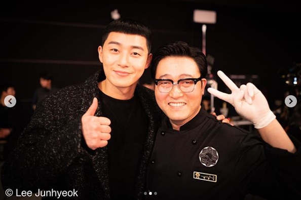 , Kim Da-mi Park Seo-joon metActor Lee Joon-hyuk made a special appearance on Itaewon Klath.Lee Joon-hyuk shows JTBC gilt drama Itaewon Klath special appearance Celebratory photo on personal SNS on March 10I posted the article.Lee Joon-hyuk in the photo poses with Itaewon Clath actor Kim Da-mi, Park Seo-joon and Kwon Na-ra in chef costume.Lee Joon-hyuk added with the photo: Itaewon Klath merry shoot... Corona19, and yet we all come together.Park Su-in