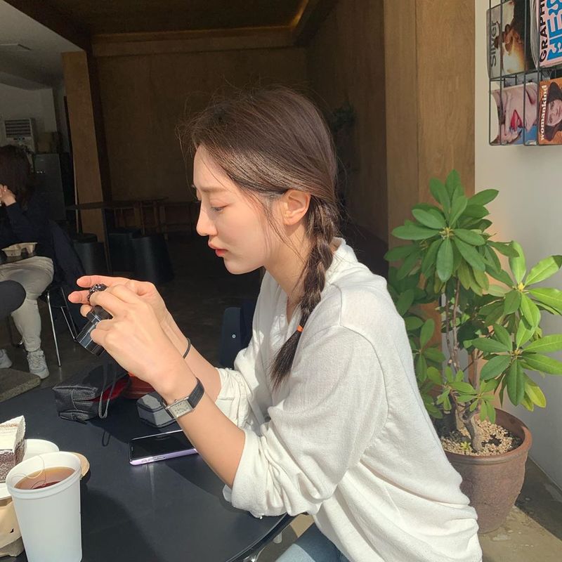Actor Pyo Ye-jin showed off her innocent charmPyo Ye-jin posted two photos on his Instagram account on March 11.Pyo Ye-jin in the public photo is laughing brightly when he sees the camera screen.Pyo Ye-jins lovely style, as well as bright beautiful looks, a youthful atmosphere shoots male fans hearts.Park So-hee