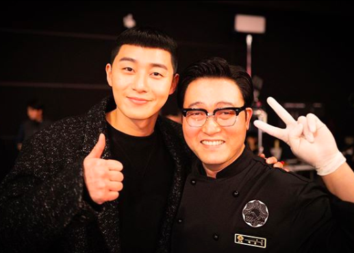 <p> Actor Lee Joon-hyuk, this Itaewon and then writefor special appearances certified to shot to the public.</p><p>Lee Joon-hyuk is 10, their SNS popular in the broadcast of JTBC gold store drama, Itaewon then write special appearances certified shot this year.</p><p>In the picture Lee Joon-hyuk is a black chef attire, for Itaewon then write starring actor Park Seo-joon, Kim Dae-mi, Alices Adventures in Wonderland and the pose are. Brightly smiling all cheerfully, including his own. Hes Kim Dae-mi, Park Seo-joon is operated to have a short nightto rival the long representatives as a Cooking Showdown in a spiral character to the smoke as well.</p><p>Along with this, he said, this then write fun shooting. Corona 19. Nevertheless. We all the power withinin the latter article and a message of support to stand out to me.</p><p>Meanwhile the court then dictated,is the first broadcast 5%(Nielsen Korea, nationwide paid furniture standard)to start after 10 times in itself the highest viewership of 14. 76% was recorded. Every week Friday, Saturday 10pm 50 Minutes broadcast.</p><p> Lee Joon-hyuk SNS</p>
