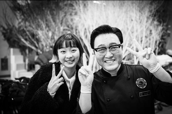 Actor Lee Joon-hyuk appeared in Itaewon Clath and released a certification shot.Lee Joon-hyuk posted a SEK appearance shot of JTBC gilt drama Itaewon Klath which is popular on his SNS on the 10th.In the photo, Lee Joon-hyuk poses positively with actors Park Seo-joon, Kim Da-mi and Kwon Nara in the Itaewon Clath while wearing a black chef costume.He is said to have played a character who was in a cooking confrontation as a representative of Janga, a rival of Sanbam, a catcher run by Kim Da-mi and Park Seo-joon.In addition, he posted a message of support, posting Itaewon Klath pleasant shooting. Corona 19. Nevertheless, we all come together. Meanwhile, Itaewon Clath started with its first 5 percent broadcast (Nilson Korea, based on paid households nationwide), and recorded its highest audience rating of 14.76% in the 10th episode.It airs every Friday and Saturday at 10:50 p.m.Lee Joon-hyuk SNS