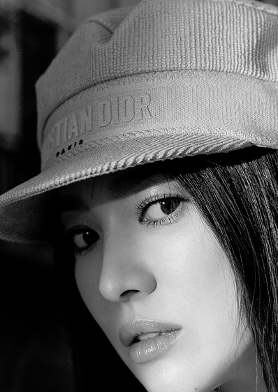Song Hye-kyo posted a picture of his recent photo on his instagram on the 11th.Song Hye-kyo in the photo shows perfect Beautiful looks by digesting various stylings, and also attracted attention by digesting from urban to innocent appearance.Song is reviewing his next film.