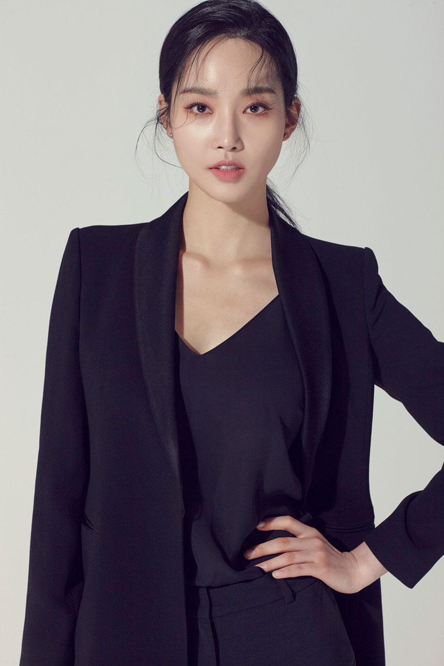In 2012, actress Yu-mi Kim, who is from Miss Korea Jin (), unveiled a profile featuring a new atmosphere.On November 11, the company In Company released a new profile photo of Yu-mi Kims various colors.Yu-mi Kim captivated Eye-catching by revealing the deepening charm from the natural appearance of a pure atmosphere to the chic and intense image according to the changing costumes and makeup in this profile shooting which was conducted with three concepts in total.Yu-mi Kim in the public photo is showing off a neat atmosphere with a simple makeup, Supernatural hair, jeans and a simple T-shirt.Especially, the natural charm that comes from a bright expression makes the beautiful look more flawless and attracts Eye-catching.In the second concept, which matches ivory knit and navy pants, soft wave hair creates a contradictory atmosphere with feminine yet casual charm.It adds a relaxed smile to urban and casual styling, certifying deepened eyes and watery beautiful looks, and has attracted various concepts.On this day, Yu-mi Kim is the back door that focused attention on his relaxed appearance despite his long-time shooting.It is a professional aspect with a look and gesture that fits various concepts, and it has launched a full-scale resumption signal through a profile that shows deeper emotions.Yu-mi Kim, who showed the charm of Fairy pitta with mature image and atmosphere through this profile picture, hopes to see what kind of activities he will do in the future.On the other hand, Yu-mi Kim will show up to the public through various activities with the release of the new profile.Photos/In-Company