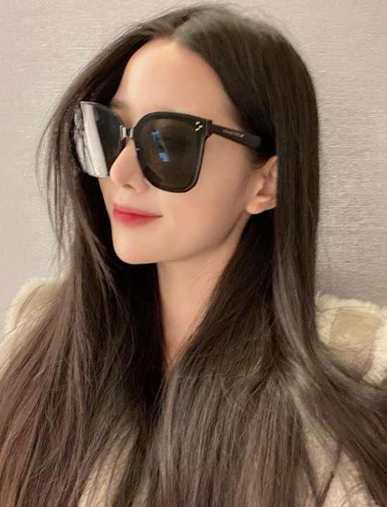 Group Berry Good Johyun attracted attention with Yoon Se-ri fashion of love.On the 11th, Johyun posted two photos on his Instagram with a hashtag called #Crash Landing on You # Eminai # Yunseri.The uploaded photo showed Johyun wearing sunglasses covering half his face, adding to the stylishness with a beige Mustang jacket.Johyun, who is smiling at the camera with a shopping bag, and a fashion similar to Yoon Se-ri, the TVN drama Loves Unstoppable, which recently ended.A brilliant visual caught my eye.The fans who responded to the photos responded that the real face is too small, I think of Yun Se-ri and I am pretty.