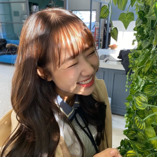 On the 11th, Weki Meki Choi Yoo-jung posted a picture on his SNS with his article.Choi Yoo-jung in the photo is laughing brightly in the place.He caught the attention of fans with his Hwasa Smile, his watery beauty and uniform.In January, SmartF & D Co., Ltd. announced that it has selected Fantagio Entertainments Boy Group Astro (ASTRO) and girl group Weki Meki (Weki Meki) as new brand models of the right school uniform brand Smart school uniform.Astro is an idol with boyhood and refreshing beauty, and I decided that the neat image and the right appearance that fit the uniform fit well with the brand, said a Smart school uniform official. Weki Meki is a youthful, plump, free-spirited teen-wearing school uniform that shows the charm of youthful teen crunch. I think it is suitable for the model, so I will be with Smart school uniform. 