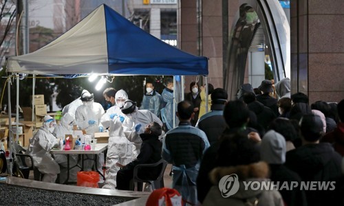 저녁에도 선별진료는 계속 (서울=연합뉴스) 2020년 3월 10일 오후 코로나19 확진자가 무더기로 발생한 서울 구로구 신도림동 코리아빌딩 앞 선별진료소에 입주자 및 시민들이 검사를 위해 줄을 서 있다. [연합뉴스 자료사진]