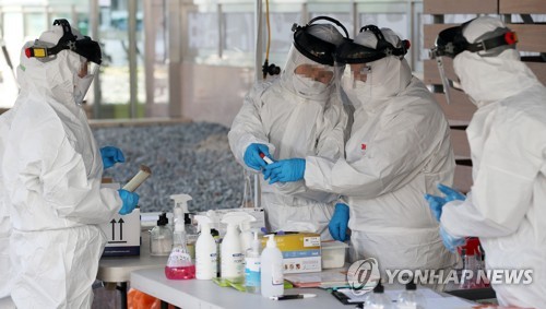 분주하게 움직이는 선별진료소 관계자들 (서울=연합뉴스) 박동주 기자 = 11일 오전 코로나19 확진자가 무더기로 발생한 서울 구로구 신도림동 코리아빌딩 앞 선별진료소에서 관계자들이 분주하게 움직이고 있다. 2020.3.11 pdj6635@yna.co.kr
