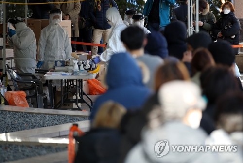 코리아빌딩 앞 선별진료소 검사 (서울=연합뉴스) 박동주 기자 = 11일 오전 코로나19 확진자가 무더기로 발생한 서울 구로구 신도림동 코리아빌딩 앞 선별진료소에서 시민들이 검사를 위해 줄을 서 있다. pdj6635@yna.co.kr