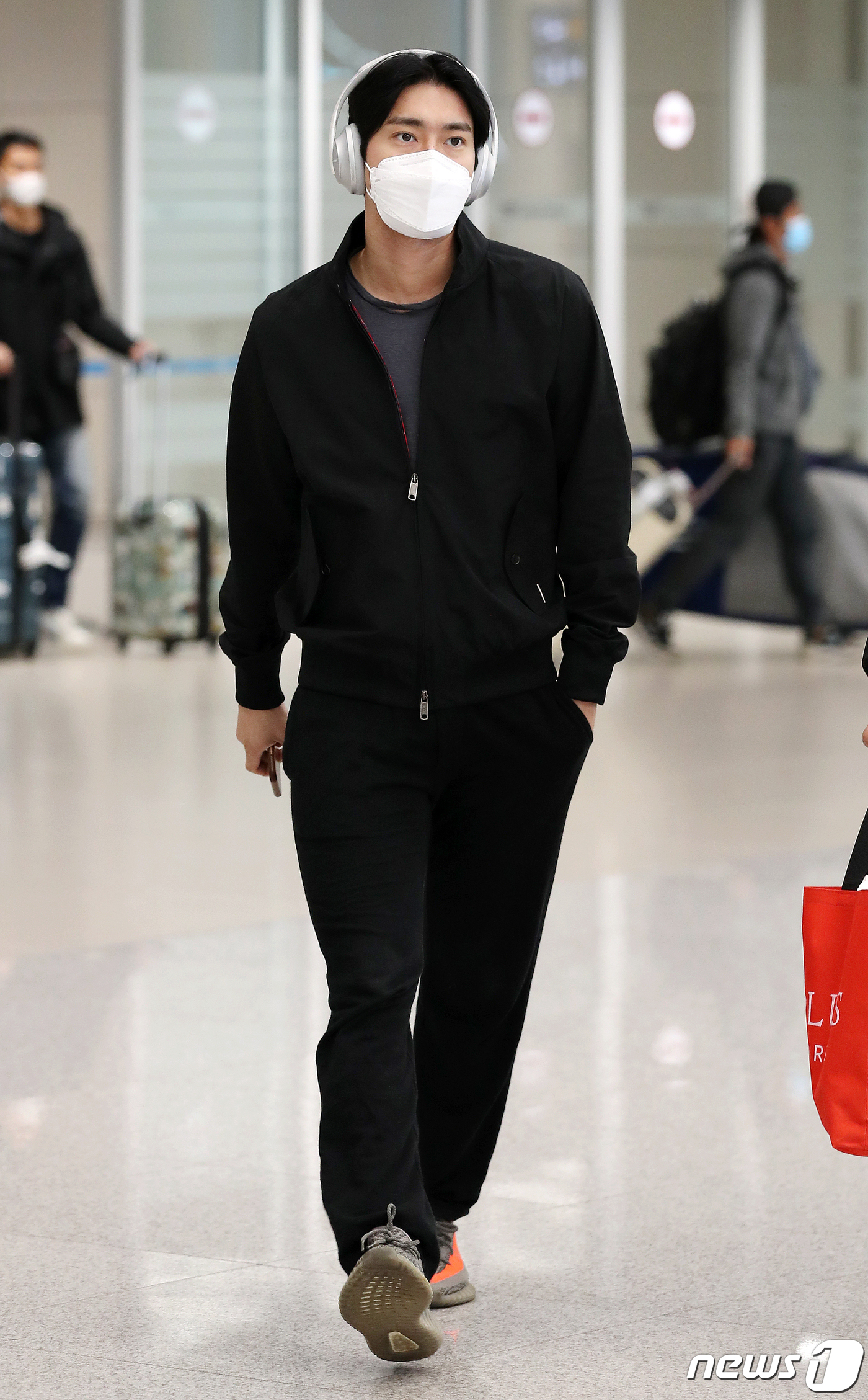 Incheon Airport=) = Super Junior Choi Siwon arrives through Incheon International Airports 2nd passenger terminal after finishing its overseas schedule on the morning of the 12th.Twenty2.3.12