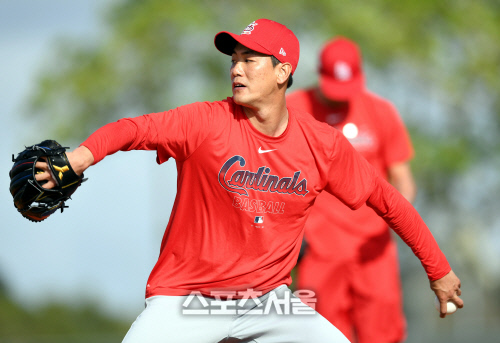 미국 메이저리그 세인트루이스 카디널스 김광현이 12일 플로리다 로저딘 셰보레 스타디움에서 열린 스프링캠프에 참가해 불펜 투구를 하고 있다. 스플리터 그립이 선명하다. 최승섭기자 thunder@sportsseoul.com