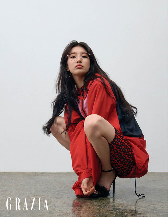 Singer and Actor Bae Suzy has emanated a cool charm.Bae Suzy has covered the April issue of the fashion magazine Maria Grazia Cucinotta Korea, which was released on December 12.Through this picture, Bae Suzy revealed a new vibe with a cool charm.It is a picture that captures the fashionable aspect of Bae Suzy living in the city. It is impressive to see trendy sunglass and glass in light street look such as colorful print shirt, intense color trench coat, anorak jumper and jogger pants.The bold design of the oversized aviator sunglass, the bold acetate frame sunglass, the retro gold frame glass, etc., is fully attracted to the Bae Suzy.More detailed pictures and videos of Bae Suzy can be found in the April issue of Maria Grazia Cucinotta published on March 20 and the official SNS channel of Maria Grazia Cucinotta.