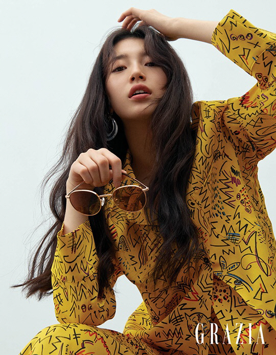 Singer and Actor Bae Suzy has emanated a cool charm.Bae Suzy has covered the April issue of the fashion magazine Maria Grazia Cucinotta Korea, which was released on December 12.Through this picture, Bae Suzy revealed a new vibe with a cool charm.It is a picture that captures the fashionable aspect of Bae Suzy living in the city. It is impressive to see trendy sunglass and glass in light street look such as colorful print shirt, intense color trench coat, anorak jumper and jogger pants.The bold design of the oversized aviator sunglass, the bold acetate frame sunglass, the retro gold frame glass, etc., is fully attracted to the Bae Suzy.More detailed pictures and videos of Bae Suzy can be found in the April issue of Maria Grazia Cucinotta published on March 20 and the official SNS channel of Maria Grazia Cucinotta.