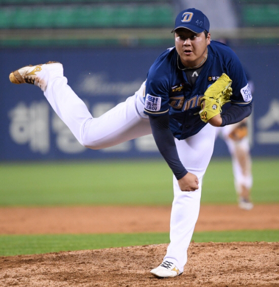 NC Dynos pitcher Lee Min-ho signed after a long Movie - The Negotiation.NC announced on Wednesday that it had completed a contract with Lee Min-ho; NC signed Lee Min-ho with Salary 100 million won.Last year, Salary stamped a 46% cut from 185 million won.Lee Min-ho remained NCs only Salary unsigned; Enlisted was scheduled as a social worker this year, but was not easily reached a consensus.After Enlisted, you should get a military hold-up allowance regardless of the contracted Salary; it nevertheless took a long time for Salary Movie - The Negotiation.Salary is also important for the player after the cancellation of the call.After labor, Lee Min-ho completed a Salary contract; Lee Min-ho, who made his professional debut in 2012, consistently played in Group I.He made his career 337 Kyonggi last year, with 33 wins, 24 losses, 28 hold, 31 saves and an average ERA of 4.88.But he went 11 Kyonggi last season and had only a 6.52 ERA.