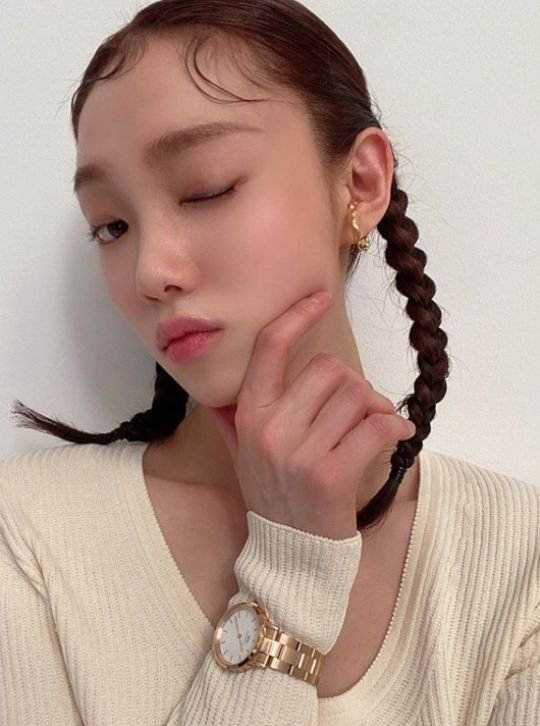 Lee Sung-kyung posted two photos of his recent SNS on the 11th.Lee Sung-kyung in the public photo is dressed in a braided head with two branches and styled with Earring and clock. He is flying a chic wink toward the camera.The fans who responded to the photos responded such as What is not going to fit, Pretty and Cute.On the other hand, Lee Sung-kyung received great love through the recent SBS drama Romantic Doctor Kim Sabu 2.
