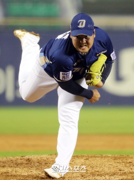 NC announced on Wednesday that they had signed pitcher Lee Min-ho, 27, for Salary 100 million won.Lee Min-ho, who received Salary 185 million won last year, signed the clubs offer, which was cut by about 46 percent.Lee Min-ho, who is undergoing elbow surgery and rehabilitating, stayed in Changwon without joining the first-team camp in Arizona, USA.Lee Min-ho was subject to a Salary cut; he made only 11 Kyonggi appearances, the fewest since his first-team debut last year.The record for 40 Kyonggi or higher that has been going on for six consecutive years has been cut; his grades also hit the bottom with a 6.52 ERA (923 innings and seven ERAs) without winning or losing.The player also agreed to cut, but there was disagreement with the club over the width.Meanwhile, NC said Lee Min-ho will be Enlisted as a social worker on the 16th.Article 62 of the Baseball Code states that military reserve allowances pay 25% of the player Salary, but do not exceed a maximum of 12 million won.Lee Min-ho will receive a military withholding allowance under the protocol.