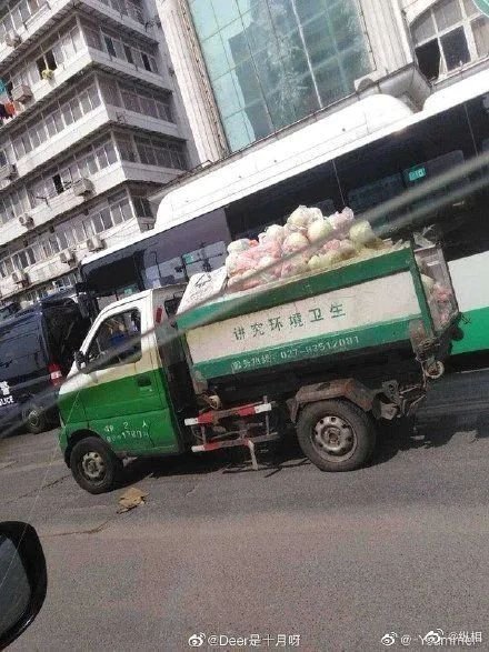 중국 우한 주민의 생필품을 나르는 쓰레기차. 트럭 옆에 '환경위생에 신경쓰자'는 글귀가 보인다. [중국 환구망 캡처]