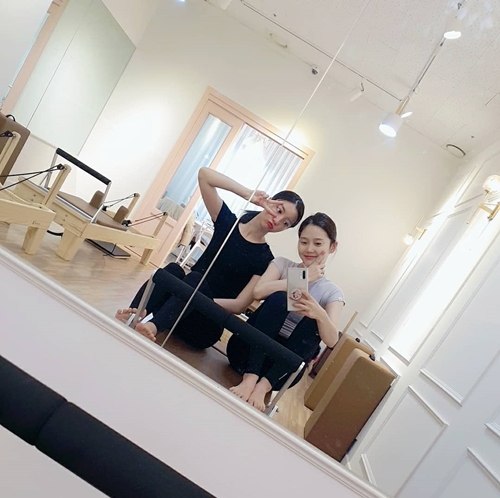 Group OH MY GIRL member Choi Hyo-jung shared her routine with Binnie.Choi Hyo-jung posted a picture and post on her Instagram account on Wednesday.On this day, Choi Hyo-jung released a picture taken with Binnie with the article Pilates mate.Especially, the two people in sportswear are doing Pilates together and showing off their sticky friendship, which gives them a sense of warmth.Meanwhile, group OH MY GIRL, which includes Choi Hyo-jung and Binnie, released its third Japanese regular album Japan 3rd Album Eternally last year.