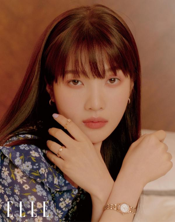 In the open picture, Joy wears a white lace blouse, matching the jewelery of the pearl point with a minimalist chain bag to create an elegant atmosphere. In the picture wearing a navy color one piece of flower print, gold jewelery and clock styling completed the alluring atmosphere.