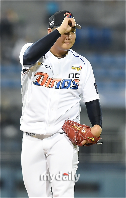 Lee Min-ho signed an annual salary contract after ups and downs; however, due to his military service, he cannot be seen on the ground until the 2021 season.We have completed the contract with Lee Min-ho on the 1st, said NC Dynos, a professional baseball player. Lee Min-ho agreed on a team offer that cut about 46% from 185 million won last year.Lee Min-ho, a 1993 right-hander, wore an NC uniform under his 2012 priority name; he was expected to be one of NCs key players, but did not meet 100% of them.Lee Min-ho, who had an ERA of 6.52 with no win or loss in 11 games last season, eventually failed to finalize his salary contract with the club until February.Lee Min-ho, who continued his rehabilitation in Changwon, eventually stamped the amount of the cut.Apart from the salary amount, it is not seen for a while that Lee Min-ho is standing on the mound.Lee Min-ho is expected to be Enlisted as a social service agent on the 16th of this month, NC said. During the service period, he will receive military reserve allowances (up to 12 million won a year) according to the KBO protocol.