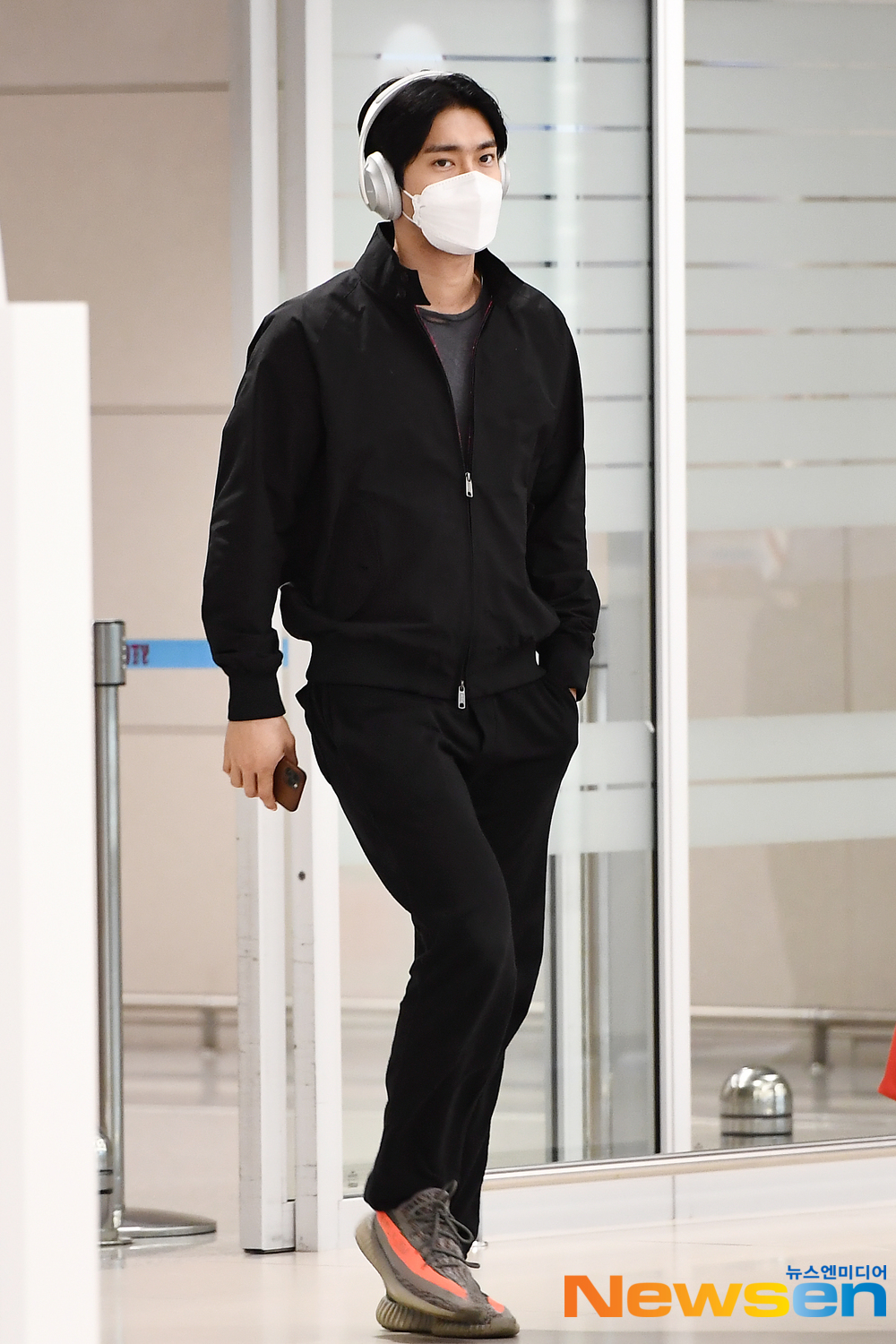 Super Junior (SUPERJUNIOR) member Choi Siwon (CHOI SI WON) arrives from Indonesia after completing his schedule through the Incheon International Airport in Unseo-dong, Incheon Jung District, on March 12th.exponential earthquake