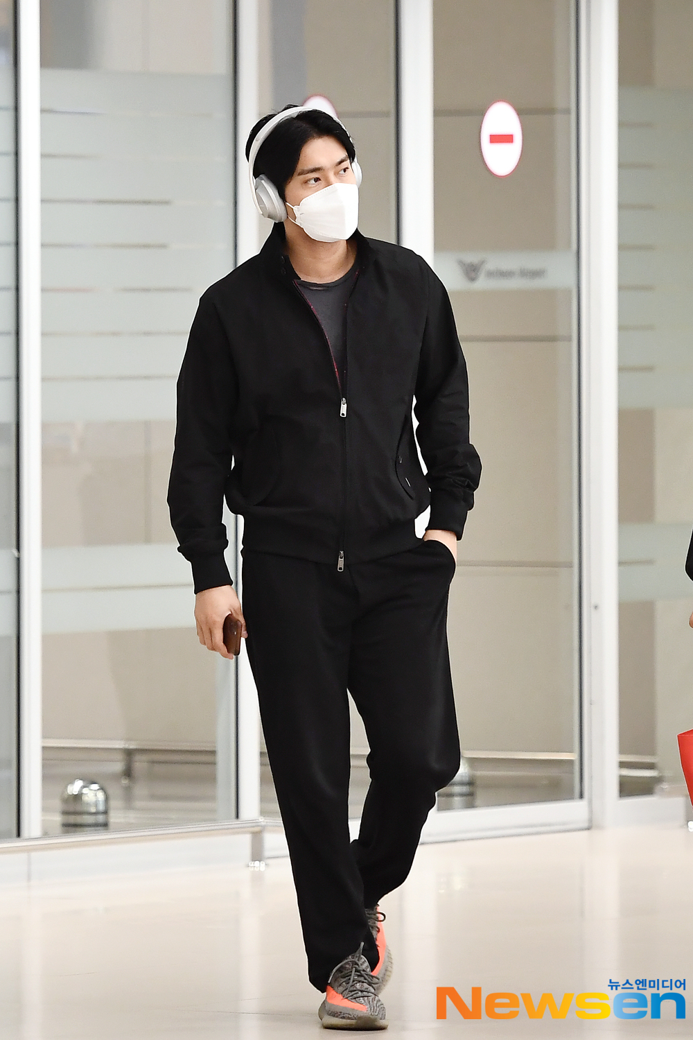 Super Junior (SUPERJUNIOR) member Choi Siwon (CHOI SI WON) arrives from Indonesia after completing a schedule in Indonesia through the Incheon International Airport in Unseo-dong, Jung District, Incheon, on March 12.exponential earthquake