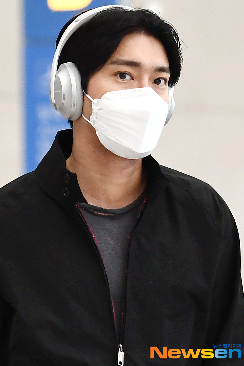 Super Junior (SUPERJUNIOR) member Choi Siwon (CHOI SI WON) arrives from Indonesia after completing his schedule through the Incheon International Airport in Unseo-dong, Incheon Jung District, on March 12th.exponential earthquake