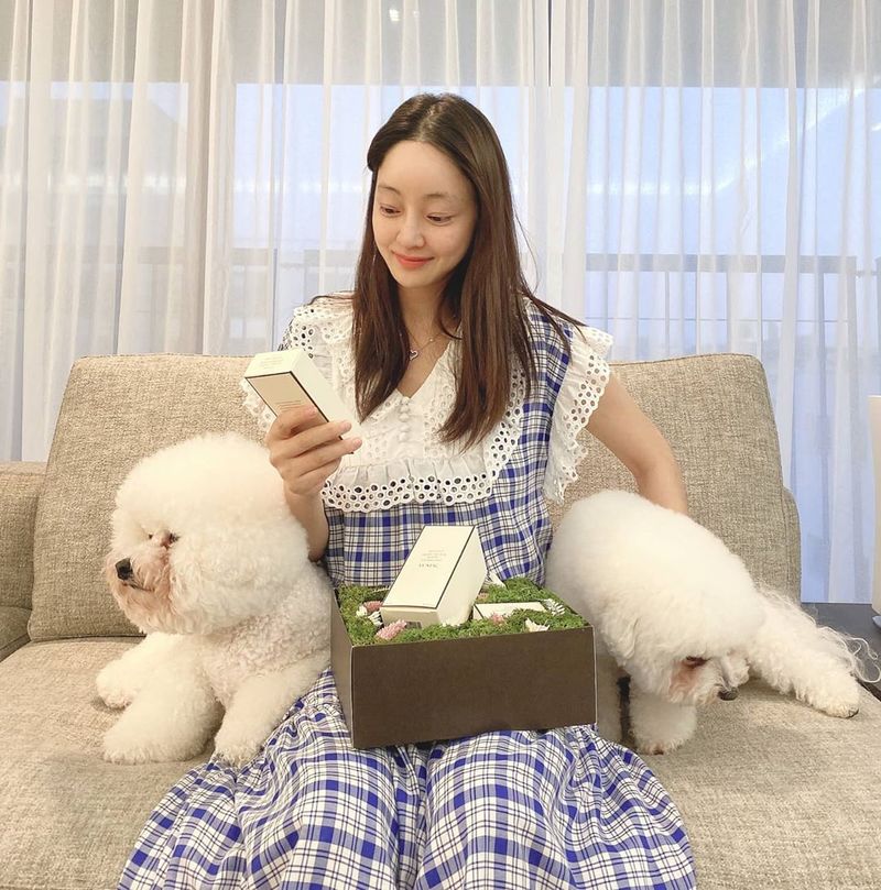 Actor Seo Hyo-rim revealed his current status during pregnancy.On March 12, Seo Hyo-rim posted a certification shot received from a cosmetics brand on his personal SNS.In the photo, Seo Hyo-rim is looking at the cosmetics that he received between the two dogs.Seo Hyo-rim said, The baby goods are still strange and strange now. Thank you. Ill use it well.Park Su-in