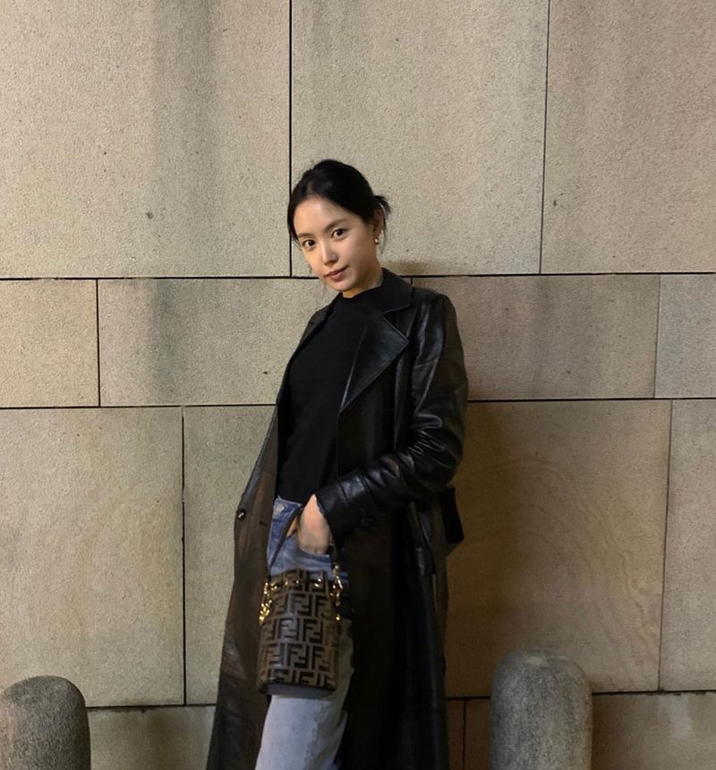 Group Apink member Son Na-eun boasted a clean look.Son Na-eun posted a photo on his Instagram account on March 12.Inside the photo was a photo of Son Na-eun, which added chic glamour with black coats and jeans; Son Na-eun smiles brightly at the camera.Son Na-euns dissipating small face size and distinctive features make the beautiful look even more prominent.The fans who responded to the photos responded such as My sister is really pretty, I am a picture even if I take a picture and Million Dollar Face.delay stock