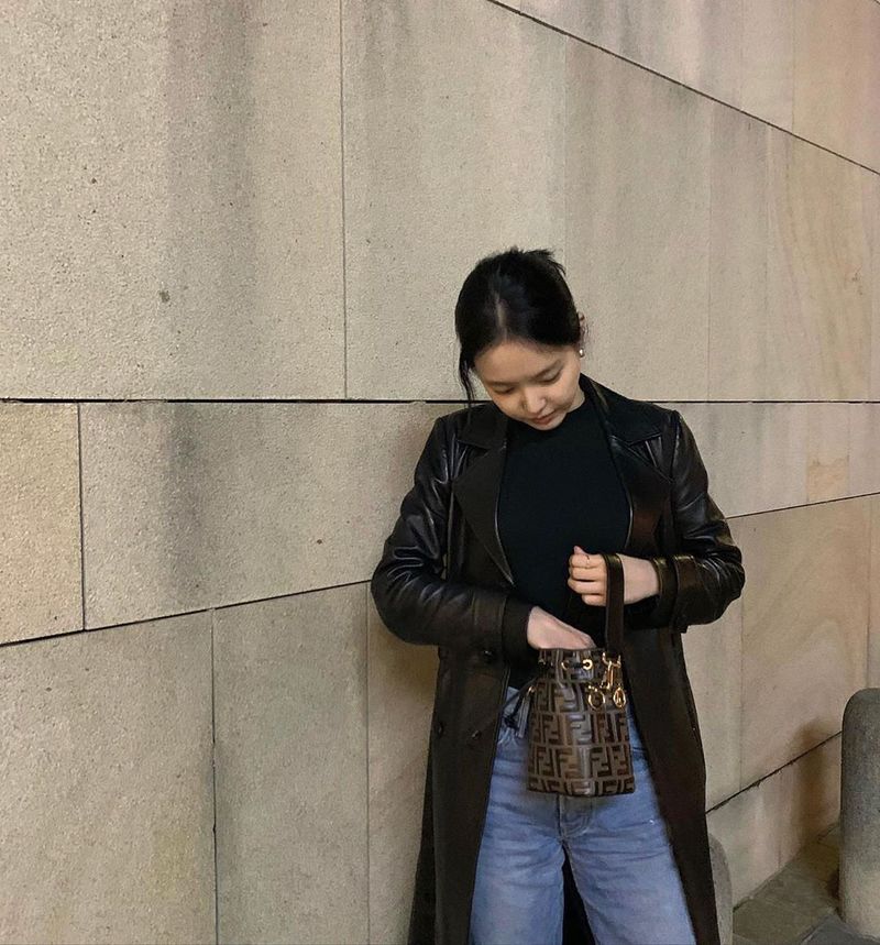 Group Apink member Son Na-eun boasted a clean look.Son Na-eun posted a photo on his Instagram account on March 12.Inside the photo was a photo of Son Na-eun, which added chic glamour with black coats and jeans; Son Na-eun smiles brightly at the camera.Son Na-euns dissipating small face size and distinctive features make the beautiful look even more prominent.The fans who responded to the photos responded such as My sister is really pretty, I am a picture even if I take a picture and Million Dollar Face.delay stock