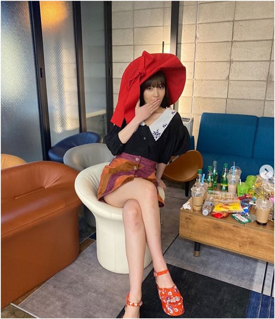 Group Red Velvet Joy put on a large red Hat and showed off a hand kiss.Joy uploaded several photos on March 11 with heart emojis on his personal Instagram account, where Joy is wearing a large red Hat and curling his legs in a sly twist.Joy took her hand to her mouth in the photo and showed her deadly charm by hand kissing.Joy appears as a manager on the SBS entertainment program Real Basketball, Handsome Non.Joy is managing the schedule for the entertainer basketball team Handsome non, which is directed by former basketball player Seo Jang Hoon.Choi Yu-jin