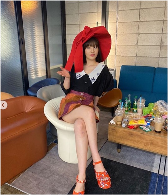 Group Red Velvet Joy put on a large red Hat and showed off a hand kiss.Joy uploaded several photos on March 11 with heart emojis on his personal Instagram account, where Joy is wearing a large red Hat and curling his legs in a sly twist.Joy took her hand to her mouth in the photo and showed her deadly charm by hand kissing.Joy appears as a manager on the SBS entertainment program Real Basketball, Handsome Non.Joy is managing the schedule for the entertainer basketball team Handsome non, which is directed by former basketball player Seo Jang Hoon.Choi Yu-jin