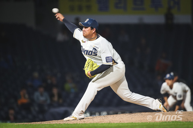 NC said, We signed Lee Min-ho for Salary 100 million won on the last day.Lee Min-ho agreed on a club offer that cut about 46 percent from Salary 185 million won last year. Lee Min-ho had only a 6.52 ERA (923 innings, seven runs and seven earned runs) without winning and losing 11 games last year.He was registered in Group 1 in May due to right elbow pain, and he closed the season early with elbow surgery.Although classified as a target for Salary cuts, he rarely found contact with the club; after a long Movie - The Negotiation, he only reached an agreement in March.Lee Min-ho is scheduled to join the military as a social worker on Wednesday.Lee Min-ho receives a military withholding allowance (up to 12 million won a year) under the KBO Code during his military service, NC added.