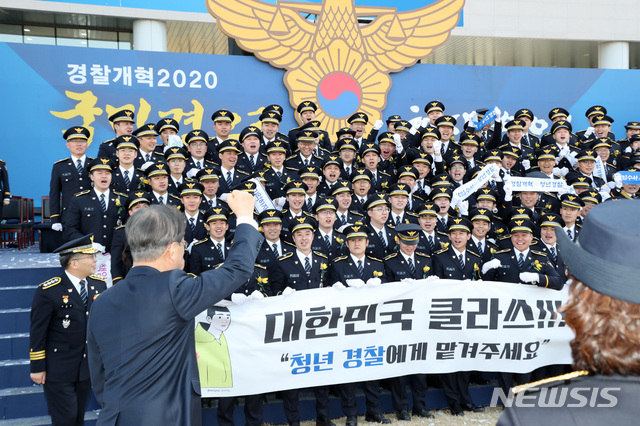 [아산=뉴시스]박영태 기자 = 문재인 대통령이 12일 충남 아산시 경찰대학에서 열린 신임 경찰 경위.경감 임용식에 참석해 임용 경찰들을 축하하고 있다. 2020.03.12. since1999@newsis.com