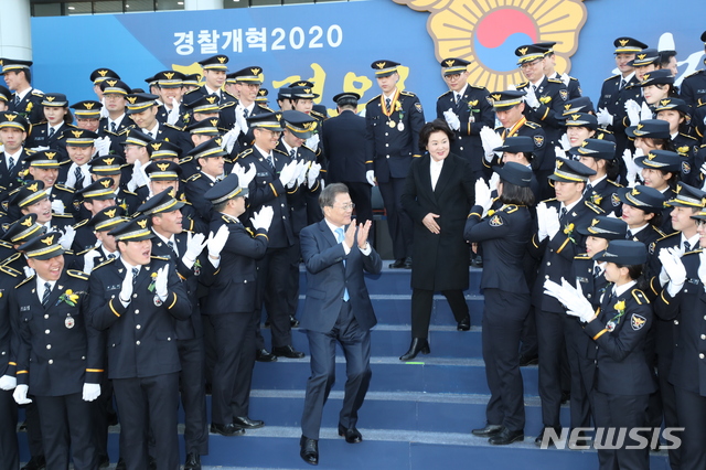 [아산=뉴시스]박영태 기자 = 문재인 대통령과 김정숙 여사가 12일 충남 아산시 경찰대학에서 열린 신임 경찰 경위.경감 임용식 기념촬영을 위해 단상에서 내려오고 있다. 2020.03.12. since1999@newsis.com