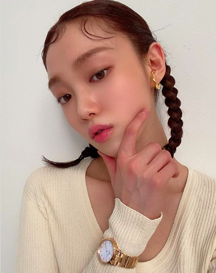<p> Actor Lee Sung-kyung this aka Pippi hair sheep go, so head on fire to extinguish that attraction more than anything.</p><p>Lee Sung-kyung is 11, their SNS your pictures were showing.</p><p>Photo belongs to Lee Sung-kyung is your usual hairstyle and somewhat different amounts and get the hair and pose are. Lee Sung-kyungs personality in a youthful charm shines.</p><p>Meanwhile, Lee Sung-kyung in the past months for the SBS drama romantic floor from the Kim Part 2opening in the United Kingdom. Extreme Chinese Lee Sung-kyung is the surgery trauma, but the stone hospital in Kim from(just regular minutes)to meet growth by Doctor car is as minutes said.</p><p> Lee Sung-kyung SNS</p>