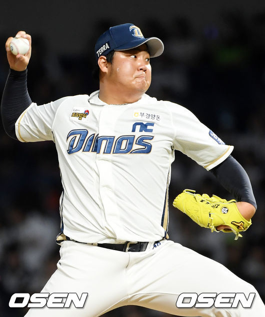 NC Pitcher Lee Min-ho decided on a Military service after completing his Salary contract.NC said on Wednesday that it signed Pitcher Lee Min-ho for Salary 100 million won.After receiving Salary 185 million won last year, he stamped the offer, which was cut by about 46 percent; so far Lee Min-ho has remained the leagues only Salary unsigned.The NC team said Lee Min-ho will be Enlisted as a social worker on the 16th.Under the KBO code, Lee Min-ho will receive a military reserve allowance (up to 12 million won a year) for 25% of Salary during his service.Lee Min-ho, who joined NC in 2012 as a priority, made his debut in the first group in 2013 and made his career in 337Kyonggi in 7 seasons, 33 wins, 24 losses, 31 saves and 28 hold averages of 4.88.Last year, he had a 6.52 ERA without 11 Kyonggi wins and losses.