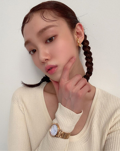 Lee Sung-kyung released two photos on social networking services on Monday that looked natural with a pair of braids and minimal makeup.